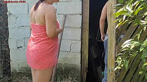 Замужняя женщина в полотенце после душа просит смотрителя о помощи, платит сексом