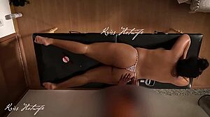 Se den horeaktige konen tease massøren med sine eksponerte pupper og fylt fitte!