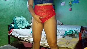 Ebony brunette modellerer lingeri for stor røv fan