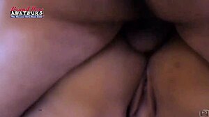 Brunett sexig milf Kayla suger stor kuk och får fitta och röv knullad hårt!