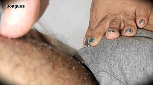 Мачеха смотрит фильм пока я трахаю ее кремовую пизду с крупным планом большой жопы