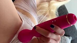 نكت الشقراء الممتلئة الثدي المثيرة في السيارة وقذفت على وجهها!