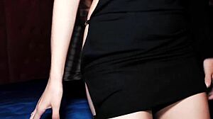 Lola ártatlanságot színlel, miközben két farkat kezel durva csoportos baszásban