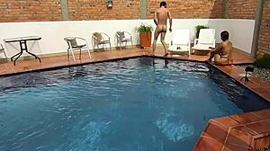 op vakantie, rijpe brunette doet diep keel en rimjob met jonge 18+ stiefneef!