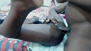 Tá ebónová spolubývajúca dráždi v spodnom prádle, trhá oblečenie pre prstkovanie a africkú zábavu