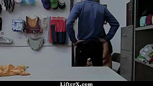 A csinos bolti tolvaj lebukott és most a puncijával fizet doggystyle-ban