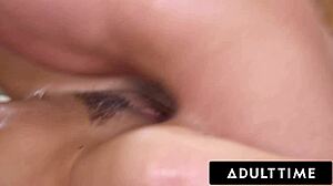 Abigail Mac gir nuru-massasje til stepbros store kuk i dusjen