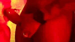 eu esfrego sua boceta divinamente linda depois de tirar sua calcinha molhada