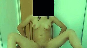 Dotýka sa svojich prirodzených ciciek a mačká ich, zatiaľ čo mi hovorí špinavé veci