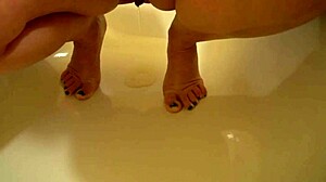 milf explores body in homemade solo video