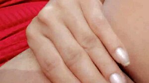 Jebá 21-ročnú po diskotéke vo verejnom aute!