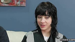 La monella viene portata all'asilo del culo per leccate brutali e terapia dolorosa