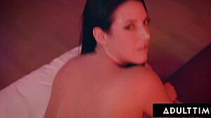 Loser mož ujame ženo v orgiji!