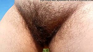 Dlakava zrela ženska pokaže pičko na prostem v ekshibiciji.