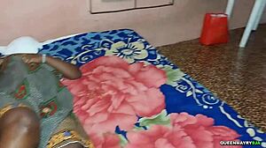 Ella cabalga a su novio en apartamento viejo POV