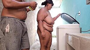 Nevlastná mama dostáva facial od nevlastného syna na dvore