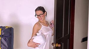 Ambar Prada Follando A Repartidora De Domicilios Jenifer Play In Lesbian Ass Action!