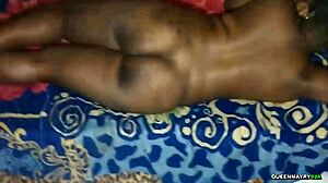 Ella cabalga a su novio en apartamento viejo POV