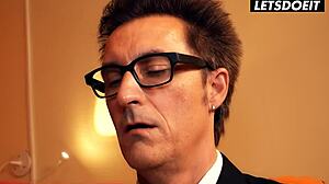 Grote tieten brunette Barbara Bieber verleid en geneukt door zakenman in geil hostel.