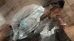 Romanan ensimmäinen kerta anaali creampie suihkussa doggystylessä