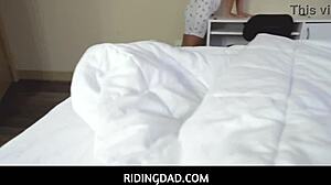 Πατριός βοηθάει με τις οικιακές δουλειές