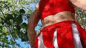 Соседская девчонка гуляет босиком по пляжу