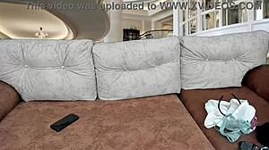 Eu chupo seu pau e fico nua em cena internacional de novinha 18+.