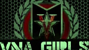 صدر ماريلين ميلونز يرتد بينما روم ميجور يضرب كسها.