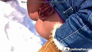 Hed stemor viser patter og tisser i sne