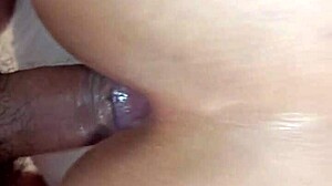 Žena amatera sa velikim dupetom dobija kućno analno jebanje u dupe