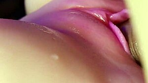 Aku Creampie Pussy Pinknya yang Basah di Close-Up Panas