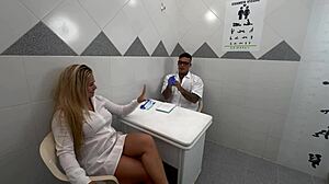 Mladý doktor smelo šúcha kolumbijskú milf pacientku Karen Sleent