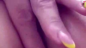 milf explores body in homemade solo video