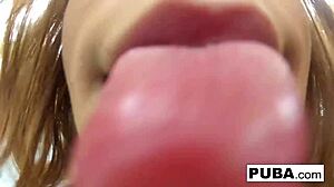 Natasha vingerend in haar natte kutje