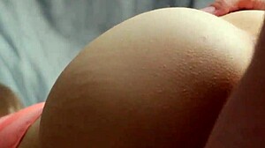 Pieni 18+ tyttö anelee kuminaa koko tiukalle pillulleen.