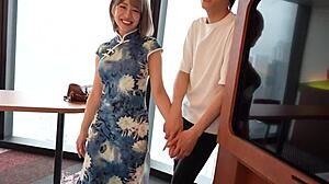 年轻亚洲酒吧妹骑乘内射怀孕