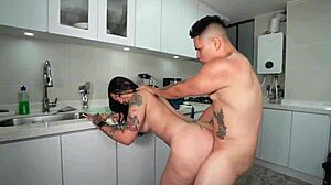 Schwager verführt mich zu Doggy-Ritt, lässt meinen großen Arsch voller Sperma