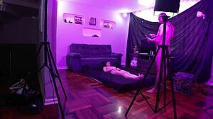 Bastidores da gravação no estudio mattos movies com alice drummond, a novinha magrinha que adora levar rola no cu e na buceta.