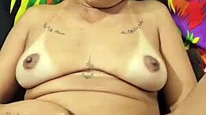 ブレンダ・フロリパが服を破いてソロ・マスターベーションを展示