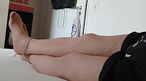 Nylonjunge Im Nachthemd Und Strumpfhose