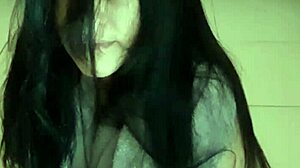 Garota com tesão toda molhada de porra coloca o dedo na vagina pra masturbar com vontade de sentar na rola...