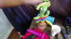 Bastidores da gravação no estudio mattos movies com alice drummond, a novinha magrinha que adora levar rola no cu e na buceta.