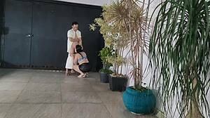 Sexo arriscado sexy com vizinho na garagem enquanto marido toma banho - tão emocionante