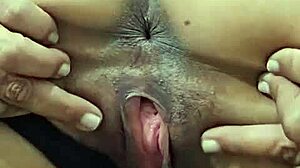 ブレンダ・フロリパが服を破いてソロ・マスターベーションを展示