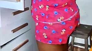 hey, check out this pelada passing hidratante on her big ass and natural tits outdoors