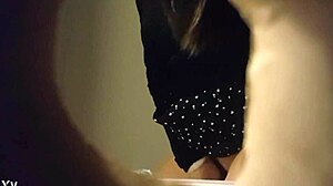 Скрытая камера засняла сексуальную девчонку в белых трусиках, писающую через дыру в стене!