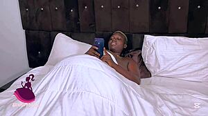 Zmenkarski fant nabija seksi veliko črno rit v pesu z monsterm kurecem