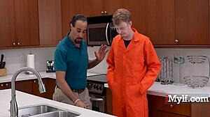 Skrępowana blond milf Charli Phoenix przekracza granice z Jimmy Michaels i Tony Deez!