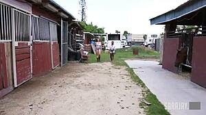 Sara Jay o fut pe Gia Love și Harmonie Marquis în petrecere de pizde doar fete cu deepthroat și sărutări