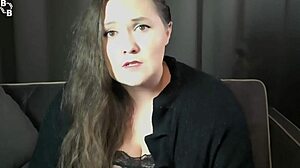 Kauppias hyödyntää tätä kuumaa kurvikasta addiktiä taburoolipelissä isolla perseellä ja likaisella puheella.